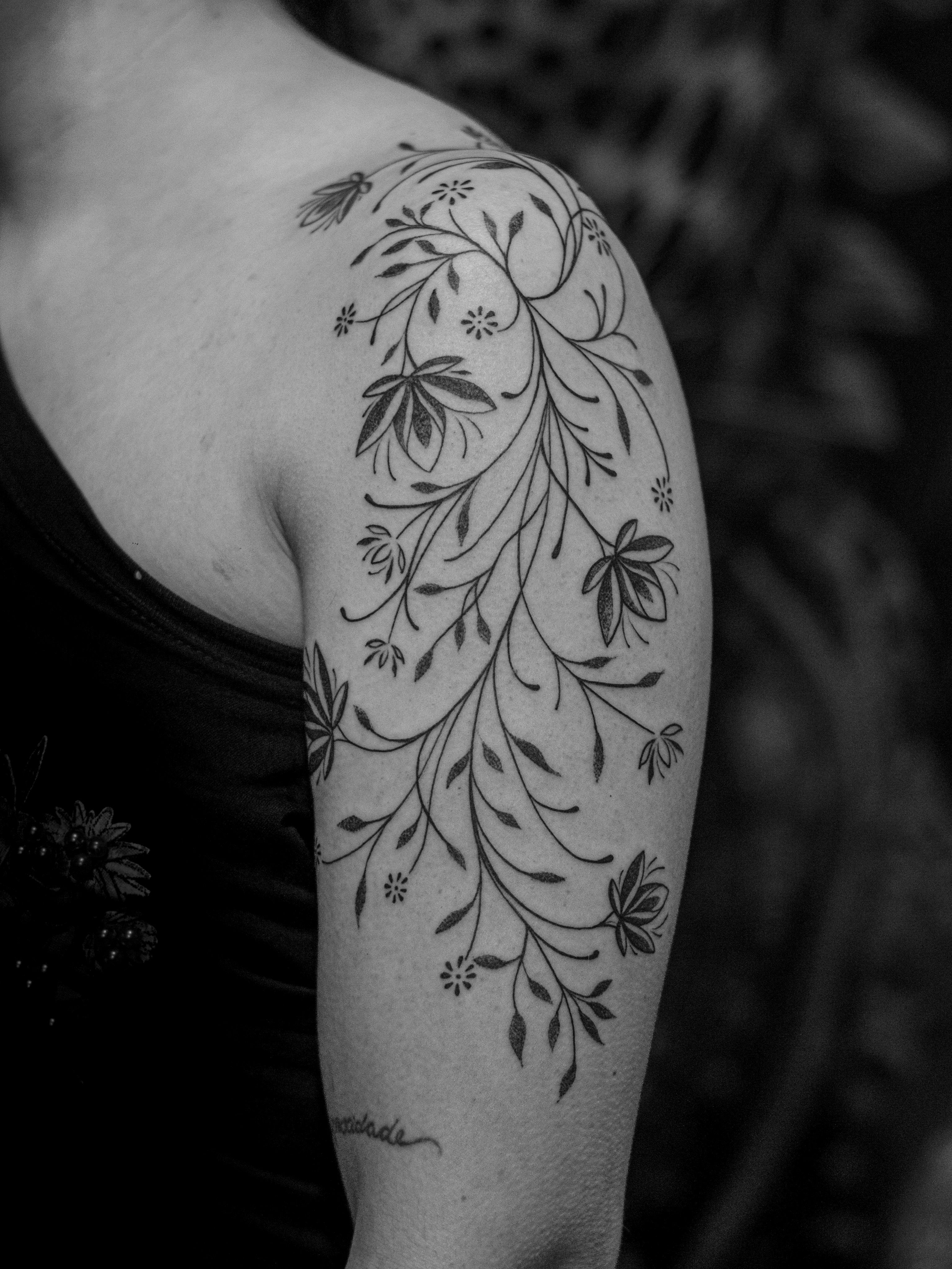 Minimalist ornamental tattoo made in fineline and dotwork on the arm area, representing a mandala flower.