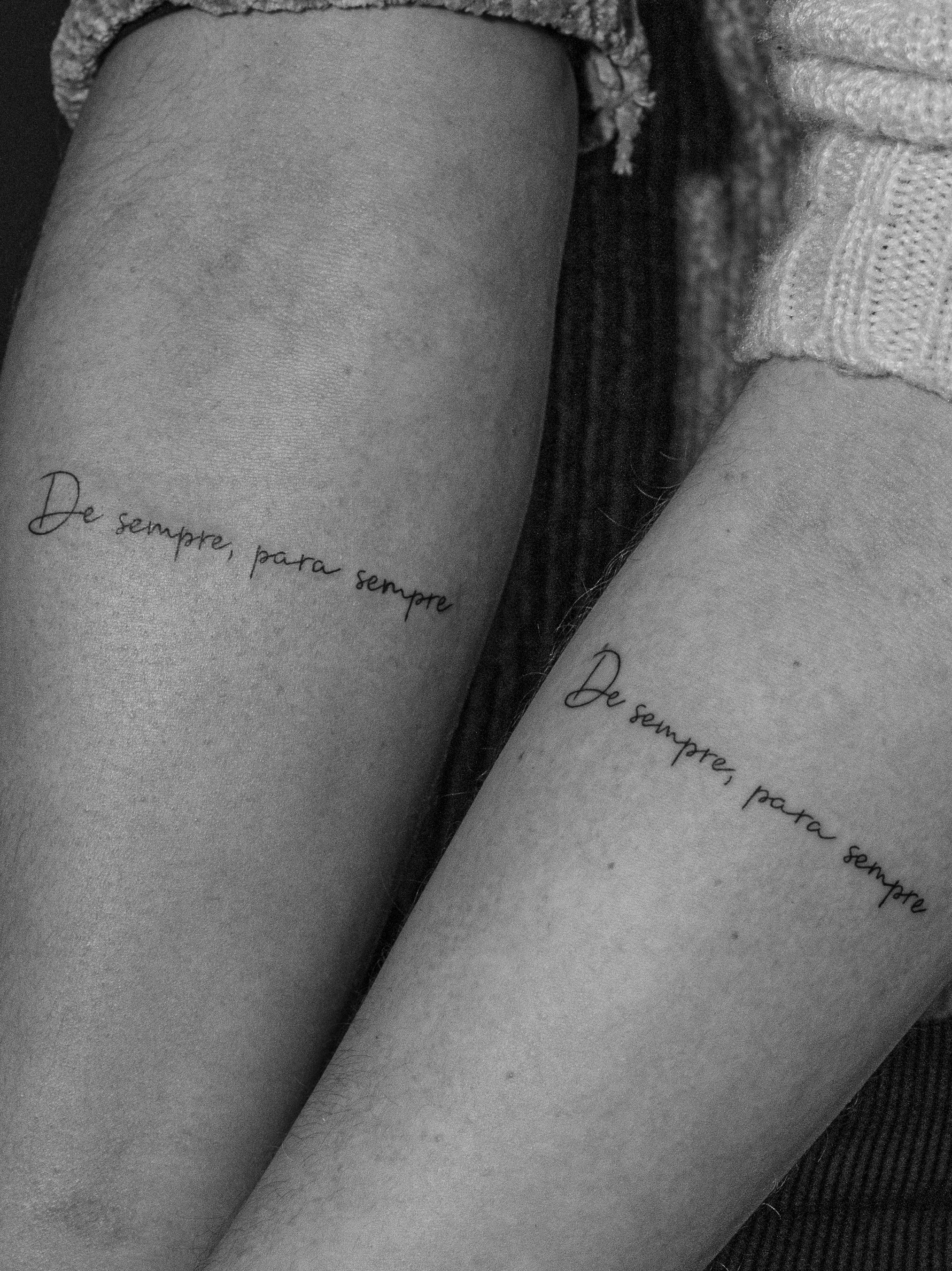 Minimalist tattoo made in fineline on the forearm area, on two friends, with the phrase "forever and always".
