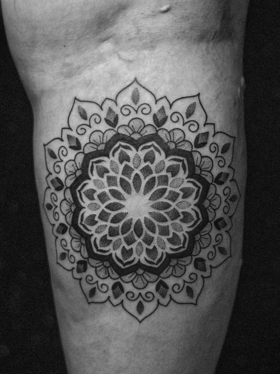 Tattoo made in dotwork and fineline on the calf area, representing a flower/mandala.