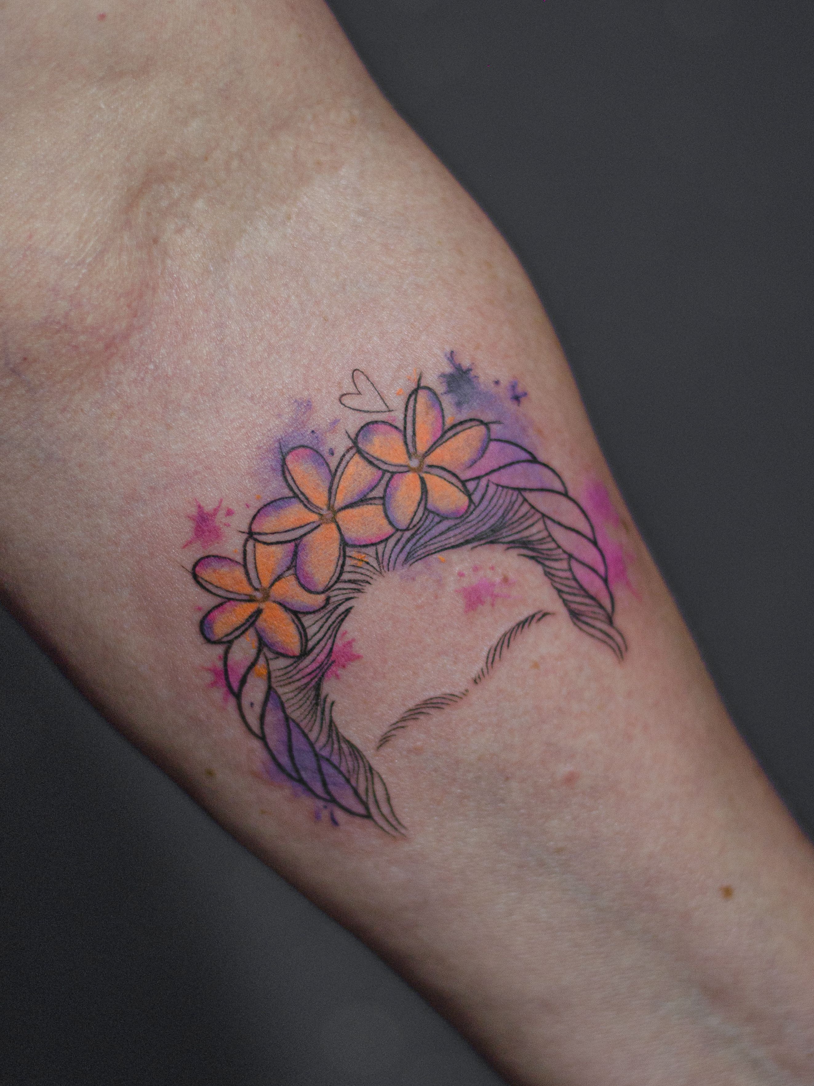 Minimalist tattoo made in fineline, colored watercolor style, sketch style, representing Frida Kahlo.