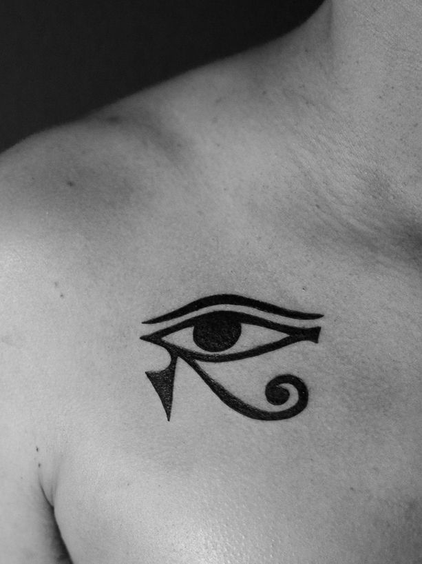 Minimalist tattoo, only in black (blackwork), on the clavicle area, representing the Egyptian symbol "eye of horus".
